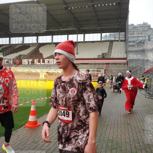 07.12.2025 - St. Pauli X-Mass-Run No. 15 Fabian Wolf http://msf.ph/oto/9366029 07.12.2025 10:18:33 Ziel 243, 264, 269, 1607, 1671, 2049, 2631, 2925, 3520, 3608, 4540 meine-sportfotos.de