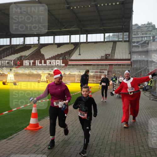07.12.2025 - St. Pauli X-Mass-Run No. 15 Fabian Wolf http://msf.ph/oto/9366034 07.12.2025 10:18:34 Ziel 243, 264, 269, 1607, 1671, 2049, 2631, 2925, 3520, 4540 meine-sportfotos.de