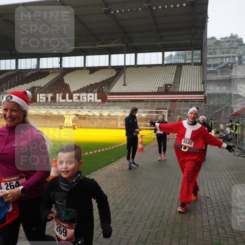 07.12.2025 - St. Pauli X-Mass-Run No. 15 Fabian Wolf http://msf.ph/oto/9366037 07.12.2025 10:18:34 Ziel 243, 264, 269, 1607, 1671, 2049, 2631, 2925, 3520, 4540 meine-sportfotos.de
