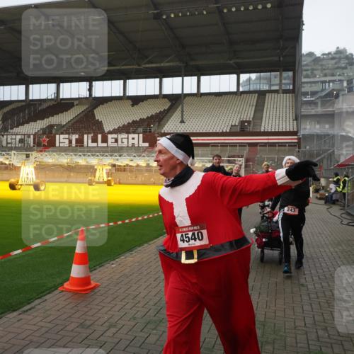 07.12.2025 - St. Pauli X-Mass-Run No. 15 Fabian Wolf http://msf.ph/oto/9366045 07.12.2025 10:18:36 Ziel 243, 264, 269, 1607, 1671, 2049, 2631, 2925, 3520, 4524, 4540 meine-sportfotos.de