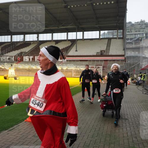 07.12.2025 - St. Pauli X-Mass-Run No. 15 Fabian Wolf http://msf.ph/oto/9366047 07.12.2025 10:18:36 Ziel 243, 264, 269, 1607, 1671, 2049, 2631, 2925, 3520, 4524, 4540 meine-sportfotos.de