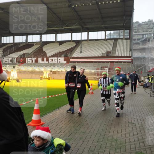 07.12.2025 - St. Pauli X-Mass-Run No. 15 Fabian Wolf http://msf.ph/oto/9366055 07.12.2025 10:18:38 Ziel 243, 264, 269, 1607, 1671, 2631, 2925, 3520, 3862, 4521, 4522, 4524, 4540, 4547 meine-sportfotos.de