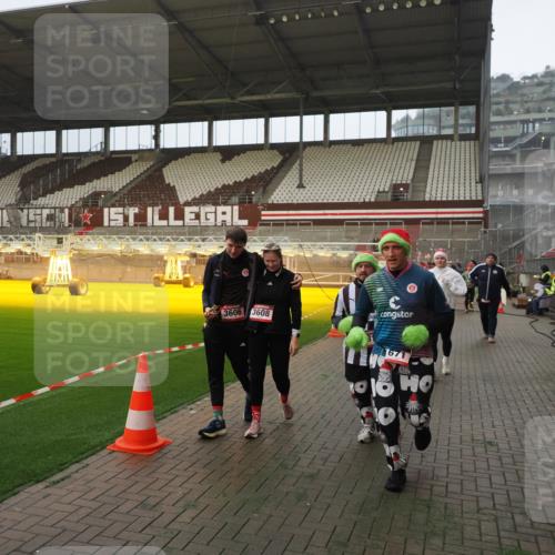 07.12.2025 - St. Pauli X-Mass-Run No. 15 Fabian Wolf http://msf.ph/oto/9366059 07.12.2025 10:18:39 Ziel 243, 264, 269, 1034, 1607, 1671, 2631, 2925, 3520, 3862, 4521, 4522, 4524, 4540, 4547 meine-sportfotos.de