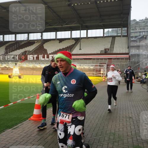 07.12.2025 - St. Pauli X-Mass-Run No. 15 Fabian Wolf http://msf.ph/oto/9366063 07.12.2025 10:18:40 Ziel 243, 264, 269, 721, 1034, 1607, 1671, 2631, 2925, 3520, 3862, 4521, 4522, 4524, 4540, 4547 meine-sportfotos.de