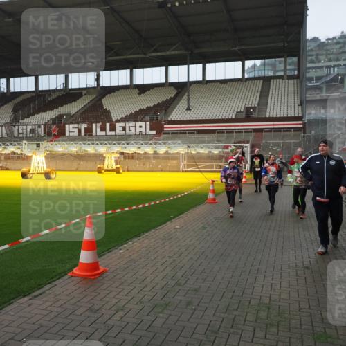 07.12.2025 - St. Pauli X-Mass-Run No. 15 Fabian Wolf http://msf.ph/oto/9366079 07.12.2025 10:18:44 Ziel 243, 264, 269, 721, 1034, 1607, 1671, 2152, 2631, 2925, 3862, 4521, 4522, 4524, 4547 meine-sportfotos.de