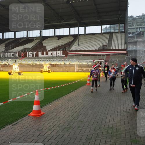07.12.2025 - St. Pauli X-Mass-Run No. 15 Fabian Wolf http://msf.ph/oto/9366081 07.12.2025 10:18:44 Ziel 243, 264, 269, 721, 1034, 1607, 1671, 2152, 2631, 2925, 3862, 4521, 4522, 4524, 4547 meine-sportfotos.de