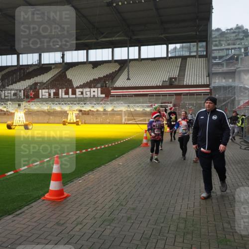07.12.2025 - St. Pauli X-Mass-Run No. 15 Fabian Wolf http://msf.ph/oto/9366082 07.12.2025 10:18:45 Ziel 243, 264, 269, 721, 1034, 1607, 1671, 2152, 2631, 2925, 3862, 4521, 4522, 4524, 4547 meine-sportfotos.de