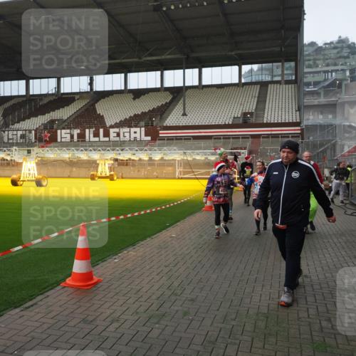 07.12.2025 - St. Pauli X-Mass-Run No. 15 Fabian Wolf http://msf.ph/oto/9366084 07.12.2025 10:18:45 Ziel 243, 264, 269, 721, 1034, 1607, 1671, 2152, 2631, 2925, 3862, 4521, 4522, 4524, 4547 meine-sportfotos.de