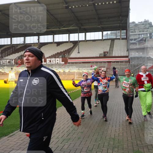 07.12.2025 - St. Pauli X-Mass-Run No. 15 Fabian Wolf http://msf.ph/oto/9366094 07.12.2025 10:18:47 Ziel 243, 721, 1034, 1607, 1671, 2152, 2631, 2925, 3862, 4521, 4522, 4524, 4547 meine-sportfotos.de