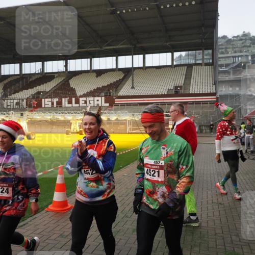 07.12.2025 - St. Pauli X-Mass-Run No. 15 Fabian Wolf http://msf.ph/oto/9366106 07.12.2025 10:18:50 Ziel 721, 1034, 1671, 2152, 2631, 2925, 3862, 4521, 4522, 4524, 4547 meine-sportfotos.de