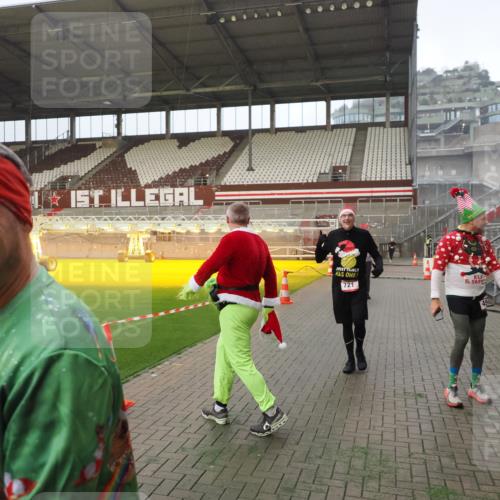 07.12.2025 - St. Pauli X-Mass-Run No. 15 Fabian Wolf http://msf.ph/oto/9366109 07.12.2025 10:18:51 Ziel 721, 1034, 2152, 2631, 2925, 3862, 4521, 4522, 4524, 4547 meine-sportfotos.de