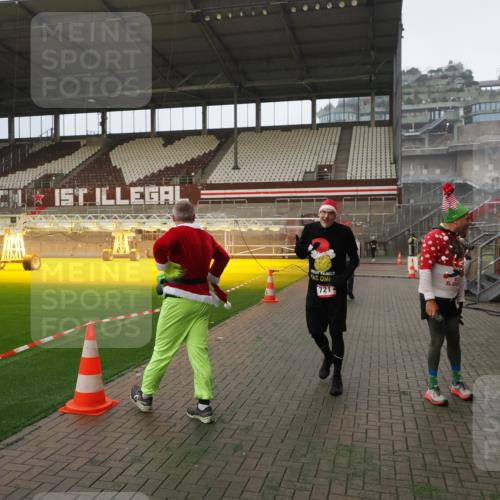 07.12.2025 - St. Pauli X-Mass-Run No. 15 Fabian Wolf http://msf.ph/oto/9366111 07.12.2025 10:18:51 Ziel 721, 1034, 2152, 2631, 2925, 3862, 4521, 4522, 4524, 4547 meine-sportfotos.de