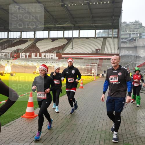 07.12.2025 - St. Pauli X-Mass-Run No. 15 Fabian Wolf http://msf.ph/oto/9366151 07.12.2025 10:19:08 Ziel 3455, 3724, 3975, 3976, 4330, 4331, 4436, 4437, 4438, 4473, 4475, 4498 meine-sportfotos.de
