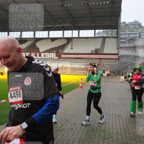 07.12.2025 - St. Pauli X-Mass-Run No. 15 Fabian Wolf http://msf.ph/oto/9366157 07.12.2025 10:19:10 Ziel 3455, 3724, 3975, 3976, 4330, 4331, 4436, 4437, 4438, 4473, 4475, 4498 meine-sportfotos.de