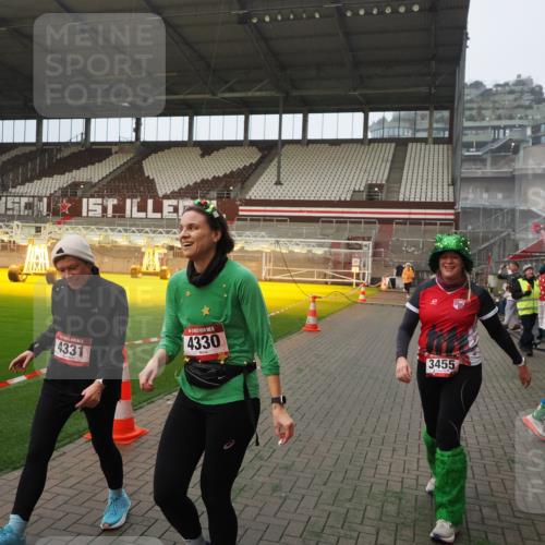 07.12.2025 - St. Pauli X-Mass-Run No. 15 Fabian Wolf http://msf.ph/oto/9366164 07.12.2025 10:19:12 Ziel 3455, 3724, 3975, 3976, 4330, 4331, 4436, 4437, 4438, 4466, 4473, 4475, 4498 meine-sportfotos.de