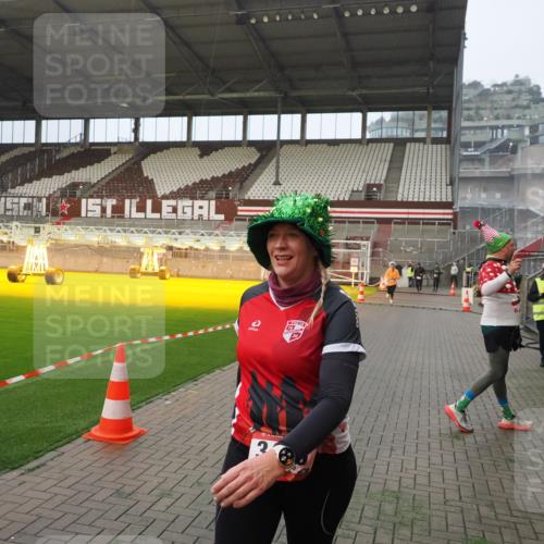 07.12.2025 - St. Pauli X-Mass-Run No. 15 Fabian Wolf http://msf.ph/oto/9366168 07.12.2025 10:19:13 Ziel 3455, 3724, 3975, 3976, 4330, 4331, 4436, 4437, 4438, 4466, 4473, 4475, 4498 meine-sportfotos.de