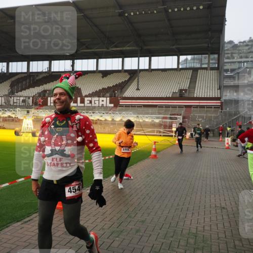 07.12.2025 - St. Pauli X-Mass-Run No. 15 Fabian Wolf http://msf.ph/oto/9366181 07.12.2025 10:19:19 Ziel 3695, 3724, 4115, 4436, 4437, 4438, 4466, 4473, 4475 meine-sportfotos.de