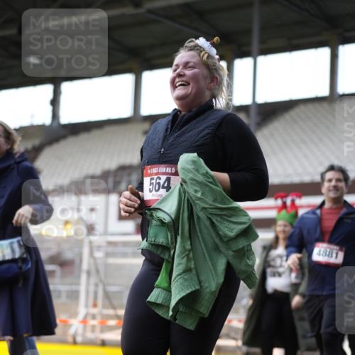 07.12.2025 - St. Pauli X-Mass-Run No. 15 Patografie http://msf.ph/oto/9366224 07.12.2025 10:50:42 Ziel 381, 564, 1726, 1729, 1730, 2737, 2738, 2763, 3368, 4535, 4537, 4760, 4881 meine-sportfotos.de