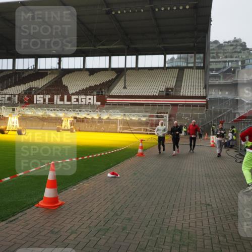 07.12.2025 - St. Pauli X-Mass-Run No. 15 Fabian Wolf http://msf.ph/oto/9366225 07.12.2025 10:19:26 Ziel 3011, 3013, 3695, 4038, 4115, 4466 meine-sportfotos.de