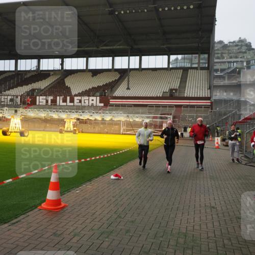 07.12.2025 - St. Pauli X-Mass-Run No. 15 Fabian Wolf http://msf.ph/oto/9366245 07.12.2025 10:19:28 Ziel 2750, 3011, 3013, 3695, 4038, 4115, 4466 meine-sportfotos.de