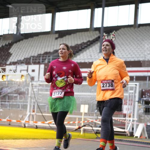 07.12.2025 - St. Pauli X-Mass-Run No. 15 Patografie http://msf.ph/oto/9366250 07.12.2025 10:50:48 Ziel 249, 381, 564, 769, 1726, 1729, 1730, 2737, 2738, 2763, 4535, 4537, 4760, 4881 meine-sportfotos.de