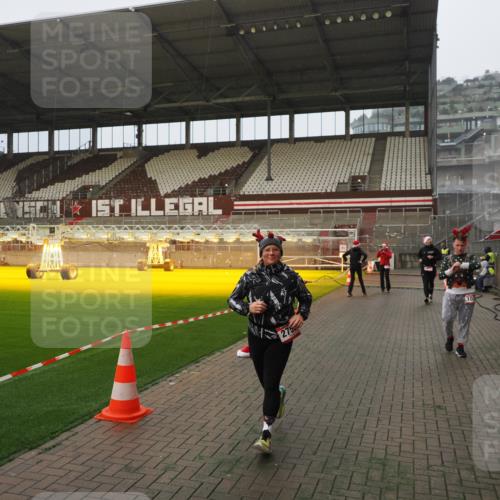 07.12.2025 - St. Pauli X-Mass-Run No. 15 Fabian Wolf http://msf.ph/oto/9366289 07.12.2025 10:19:37 Ziel 658, 661, 2750, 3011, 3013, 4038, 4074 meine-sportfotos.de