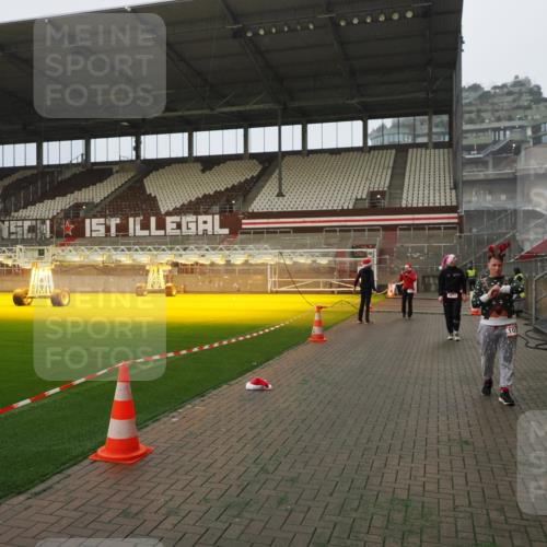 07.12.2025 - St. Pauli X-Mass-Run No. 15 Fabian Wolf http://msf.ph/oto/9366297 07.12.2025 10:19:38 Ziel 658, 661, 2750, 3011, 3013, 4038, 4074 meine-sportfotos.de