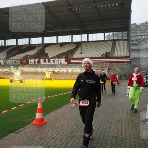07.12.2025 - St. Pauli X-Mass-Run No. 15 Fabian Wolf http://msf.ph/oto/9366306 07.12.2025 10:19:45 Ziel 658, 661, 2750, 4074 meine-sportfotos.de