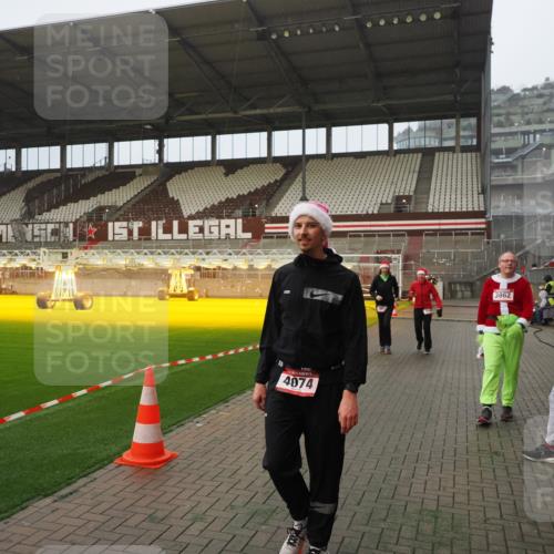 07.12.2025 - St. Pauli X-Mass-Run No. 15 Fabian Wolf http://msf.ph/oto/9366308 07.12.2025 10:19:45 Ziel 658, 661, 2750, 4074 meine-sportfotos.de