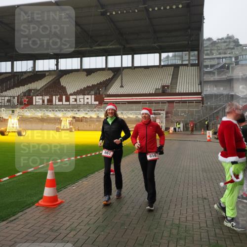 07.12.2025 - St. Pauli X-Mass-Run No. 15 Fabian Wolf http://msf.ph/oto/9366314 07.12.2025 10:19:48 Ziel 658, 661, 4074 meine-sportfotos.de