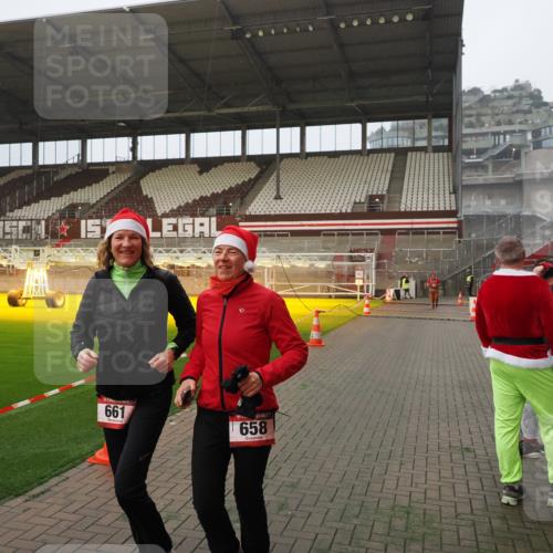 07.12.2025 - St. Pauli X-Mass-Run No. 15 Fabian Wolf http://msf.ph/oto/9366324 07.12.2025 10:19:49 Ziel 658, 661, 4074 meine-sportfotos.de