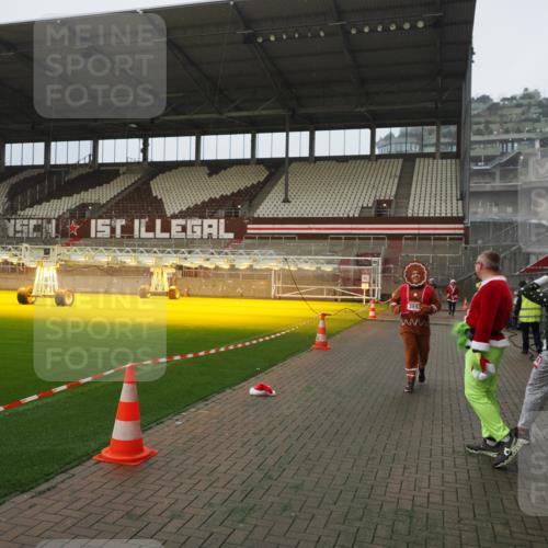 07.12.2025 - St. Pauli X-Mass-Run No. 15 Fabian Wolf http://msf.ph/oto/9366335 07.12.2025 10:19:57 Ziel 2238, 3846, 3893 meine-sportfotos.de