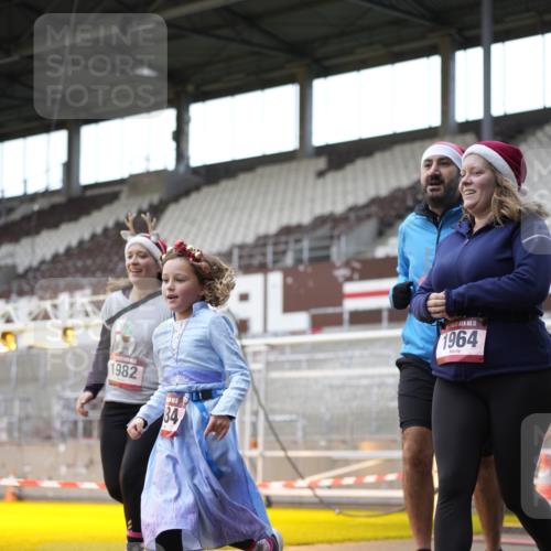07.12.2025 - St. Pauli X-Mass-Run No. 15 Patografie http://msf.ph/oto/9366340 07.12.2025 10:51:48 Ziel 275, 328, 1964, 1982, 1984, 2165, 2287, 2289, 2553, 2593, 2607, 2836, 2837, 3223, 3228, 4550, 4862 meine-sportfotos.de