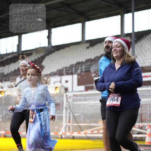 07.12.2025 - St. Pauli X-Mass-Run No. 15 Patografie http://msf.ph/oto/9366342 07.12.2025 10:51:48 Ziel 275, 328, 1964, 1982, 1984, 2165, 2287, 2289, 2553, 2593, 2607, 2836, 2837, 3223, 3228, 4550, 4862 meine-sportfotos.de