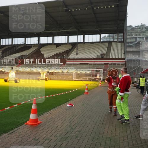 07.12.2025 - St. Pauli X-Mass-Run No. 15 Fabian Wolf http://msf.ph/oto/9366345 07.12.2025 10:19:58 Ziel 2238, 3846, 3871, 3893 meine-sportfotos.de