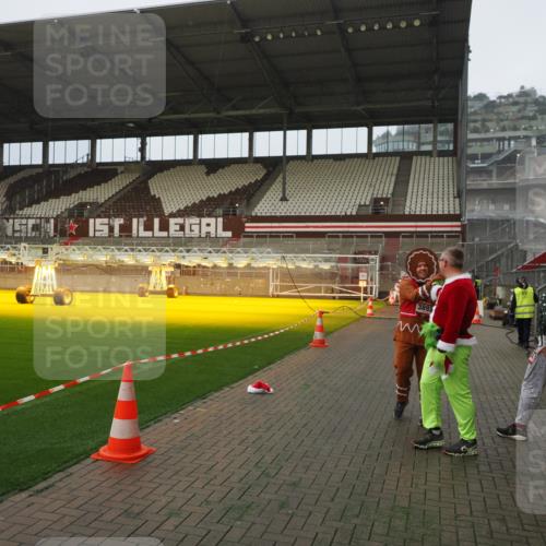 07.12.2025 - St. Pauli X-Mass-Run No. 15 Fabian Wolf http://msf.ph/oto/9366347 07.12.2025 10:19:59 Ziel 1364, 1903, 2238, 2751, 3846, 3871, 3893 meine-sportfotos.de