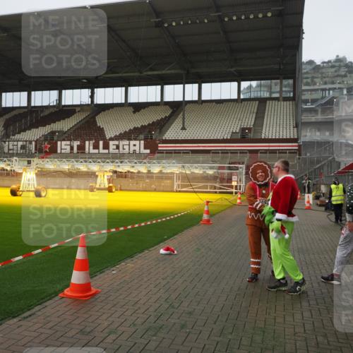 07.12.2025 - St. Pauli X-Mass-Run No. 15 Fabian Wolf http://msf.ph/oto/9366351 07.12.2025 10:19:59 Ziel 1364, 1903, 2238, 2751, 3846, 3871, 3893 meine-sportfotos.de