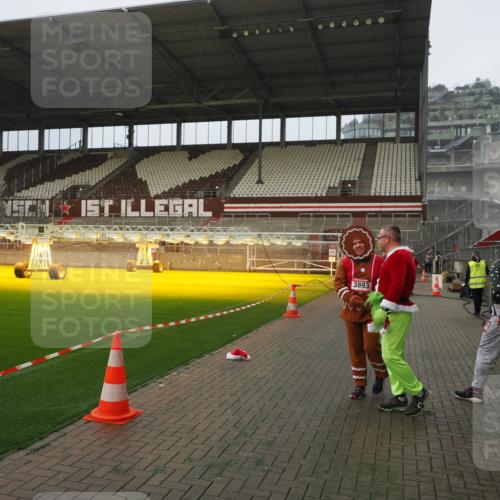 07.12.2025 - St. Pauli X-Mass-Run No. 15 Fabian Wolf http://msf.ph/oto/9366353 07.12.2025 10:19:59 Ziel 1364, 1903, 2238, 2751, 3846, 3871, 3893 meine-sportfotos.de