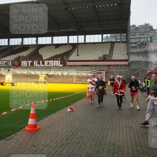 07.12.2025 - St. Pauli X-Mass-Run No. 15 Fabian Wolf http://msf.ph/oto/9366394 07.12.2025 10:20:06 Ziel 459, 1364, 1553, 1903, 2238, 2751, 3846, 3871, 3893, 4042, 4071 meine-sportfotos.de