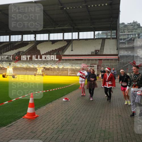 07.12.2025 - St. Pauli X-Mass-Run No. 15 Fabian Wolf http://msf.ph/oto/9366400 07.12.2025 10:20:07 Ziel 459, 1364, 1553, 1903, 2238, 2751, 3846, 3871, 3893, 4042, 4071 meine-sportfotos.de
