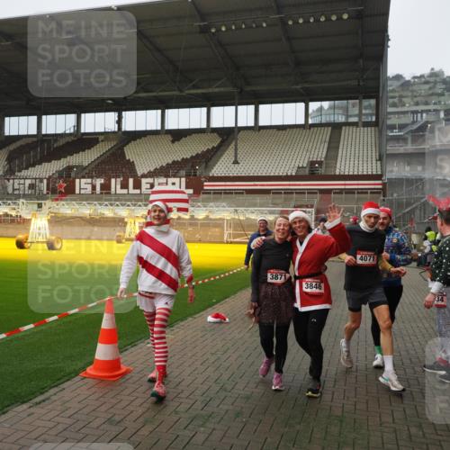 07.12.2025 - St. Pauli X-Mass-Run No. 15 Fabian Wolf http://msf.ph/oto/9366428 07.12.2025 10:20:10 Ziel 459, 1364, 1553, 1903, 2238, 2751, 2855, 3846, 3871, 3893, 4042, 4071, 4503 meine-sportfotos.de