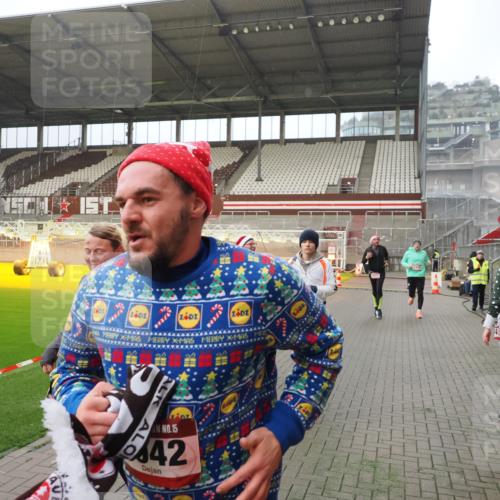 07.12.2025 - St. Pauli X-Mass-Run No. 15 Fabian Wolf http://msf.ph/oto/9366444 07.12.2025 10:20:12 Ziel 459, 1364, 1553, 1903, 2238, 2751, 2855, 3846, 3871, 4042, 4071, 4503 meine-sportfotos.de