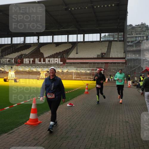 07.12.2025 - St. Pauli X-Mass-Run No. 15 Fabian Wolf http://msf.ph/oto/9366456 07.12.2025 10:20:13 Ziel 459, 1364, 1553, 1903, 2238, 2751, 2855, 3846, 3871, 4042, 4071, 4503 meine-sportfotos.de