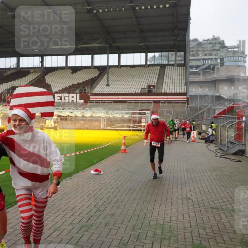 07.12.2025 - St. Pauli X-Mass-Run No. 15 Fabian Wolf http://msf.ph/oto/9366509 07.12.2025 10:20:22 Ziel 447, 452, 459, 461, 478, 1553, 2187, 2855, 3473, 3832, 4042, 4071, 4116, 4503, 4523 meine-sportfotos.de