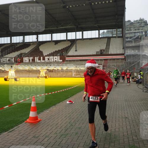 07.12.2025 - St. Pauli X-Mass-Run No. 15 Fabian Wolf http://msf.ph/oto/9366519 07.12.2025 10:20:23 Ziel 447, 452, 459, 461, 478, 2187, 2855, 3473, 3832, 4042, 4071, 4116, 4503, 4523 meine-sportfotos.de