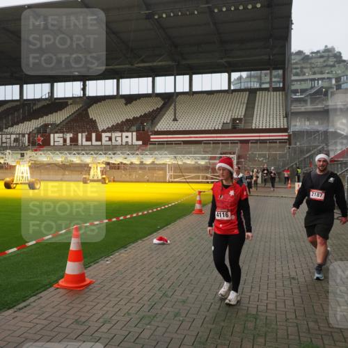 07.12.2025 - St. Pauli X-Mass-Run No. 15 Fabian Wolf http://msf.ph/oto/9366580 07.12.2025 10:20:34 Ziel 447, 452, 461, 478, 1016, 1076, 1466, 2187, 3473, 3832, 4116, 4490, 4523 meine-sportfotos.de