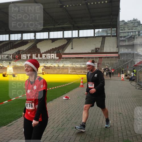 07.12.2025 - St. Pauli X-Mass-Run No. 15 Fabian Wolf http://msf.ph/oto/9366586 07.12.2025 10:20:35 Ziel 447, 452, 461, 478, 1016, 1076, 1466, 2187, 3473, 3832, 4116, 4490, 4523 meine-sportfotos.de