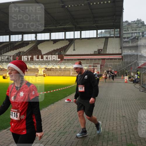 07.12.2025 - St. Pauli X-Mass-Run No. 15 Fabian Wolf http://msf.ph/oto/9366588 07.12.2025 10:20:36 Ziel 447, 452, 461, 478, 1016, 1076, 1466, 2187, 3473, 3832, 4116, 4490, 4517 meine-sportfotos.de