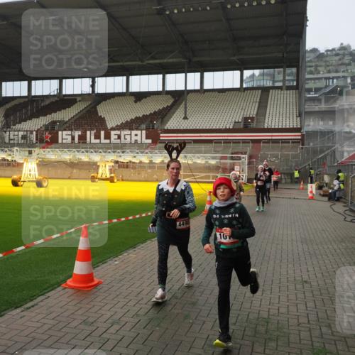 07.12.2025 - St. Pauli X-Mass-Run No. 15 Fabian Wolf http://msf.ph/oto/9366594 07.12.2025 10:20:39 Ziel 392, 447, 452, 461, 478, 1016, 1076, 1466, 2187, 3473, 3832, 4490, 4517 meine-sportfotos.de