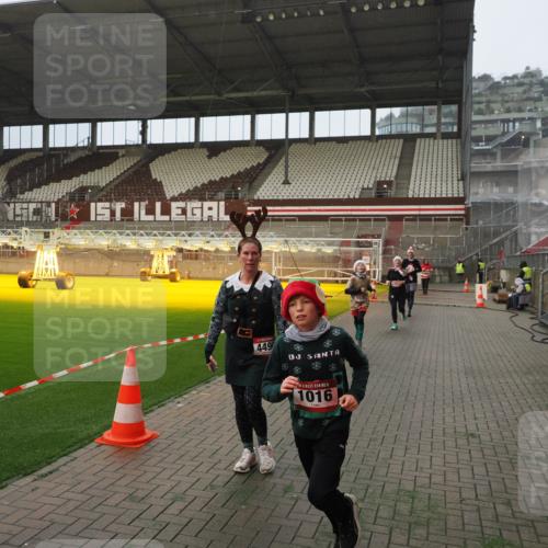 07.12.2025 - St. Pauli X-Mass-Run No. 15 Fabian Wolf http://msf.ph/oto/9366597 07.12.2025 10:20:39 Ziel 392, 447, 452, 461, 478, 1016, 1076, 1466, 2187, 3473, 3832, 4490, 4517 meine-sportfotos.de
